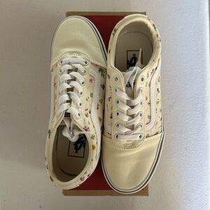 Cream Vans Sneaker w Floral Accent